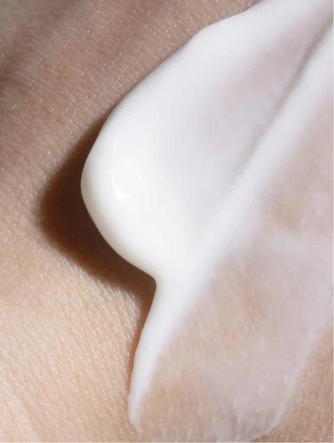 Eclat Soin Silk Skin Hand Cream applied on hand for soft and hydrated skin